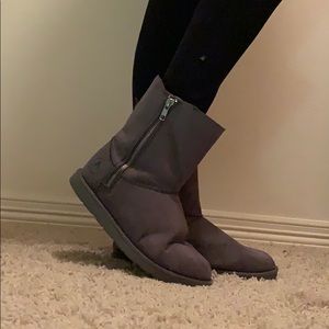 Snug grey winter boots
